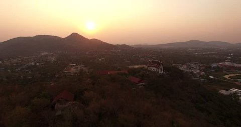 4k aerial video, bird eye view, drone fly over thai temple on mountain in sunset.: stockvideo