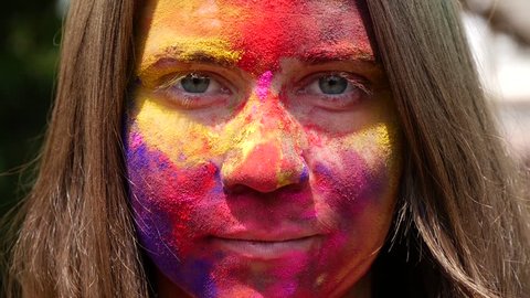 Original make up of the young lady at the festival of colors Stock-video