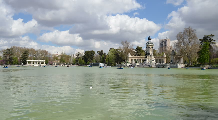 lake in Retiro park with people rowing around