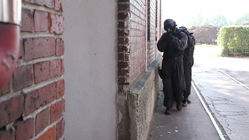 Special Forces securing door