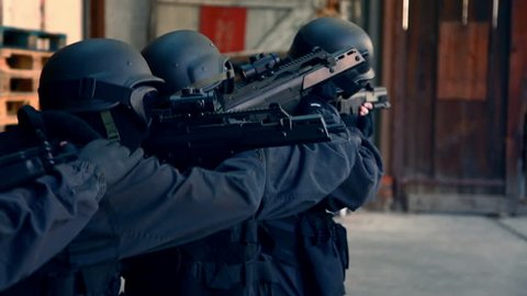Special Forces securing door Stock Video