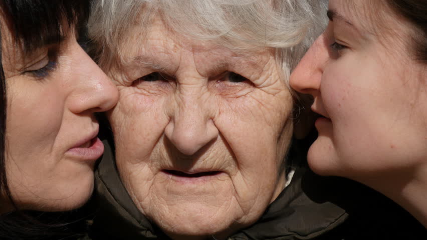 2 старухи с молодым. Бабушка поцелуй. Бабушка целует. Kiss и бабушка. Поцелуй со старухой.