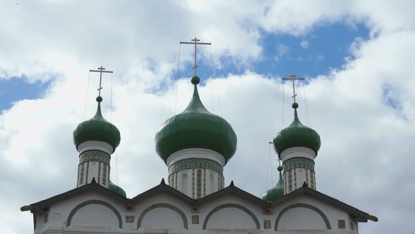 Углич желтая Церковь с зелеными куполами