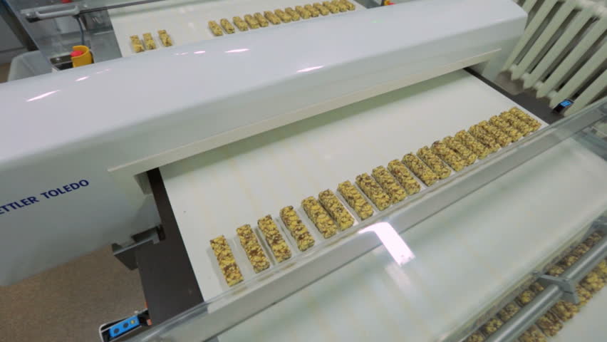 Cereal bars on the conveyor belt 