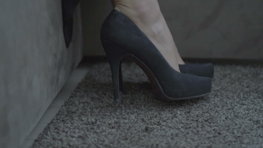 sikkerhedsstillelse kom over tyve Woman Taking Her Shoes Off Stock Footage Video (100% Royalty-free) 16132924  | Shutterstock