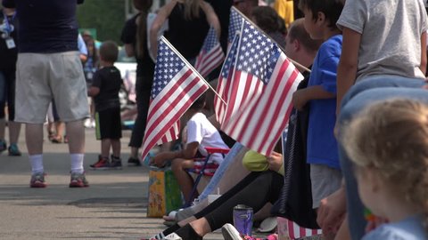 FAIRBORN, OH - JULY 4: People waving flags during parade for holiday of United States Independence on July 4, 2015 in Fairborn, Ohio. Redaktionell stockvideo