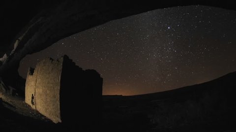 Time lapse of star trails above a Chacoan rock house in Gallo Wash in Chaco Culture National Historical Park, New Mexico. Stockvideó