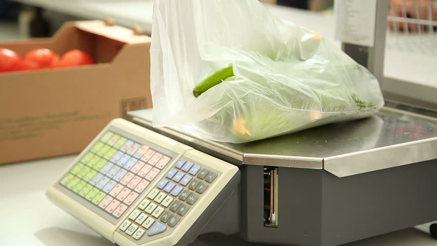 Weigh cucumbers on the scales and print labels