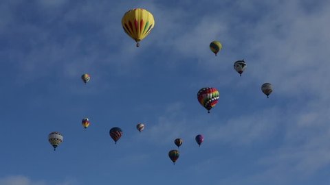 New Mexico Hot Air Balloon Mass Ascension:
Albuquerque International Balloon Fiesta in 2014.  This shot depicts the hundreds of hot air balloons that take off during the "Mass Ascension." : vidéo de stock