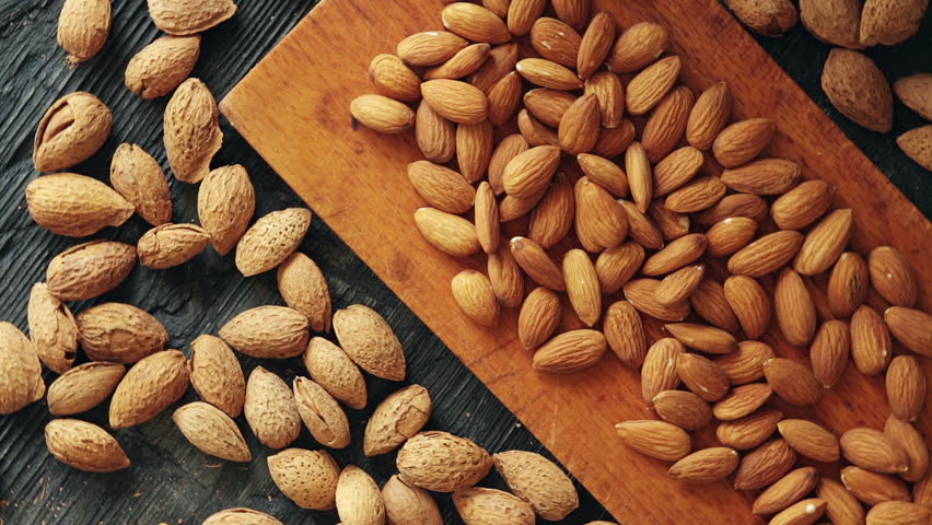 almonds on wooden background peeled unpeeled Stok Videosu (%100 Telifsiz) 1...