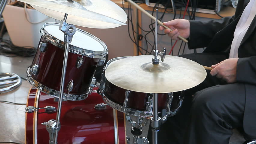 drummer plays jazz
