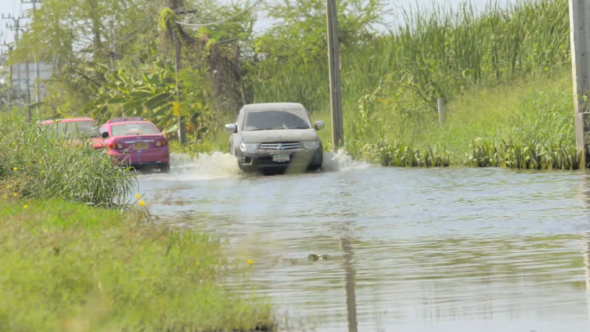 BANGKOK, THAILAND - NOVEMBER 2011: Traffic going along a flooded road on