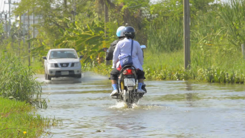 BANGKOK, THAILAND - NOVEMBER 2011: Traffic going along a flooded road on