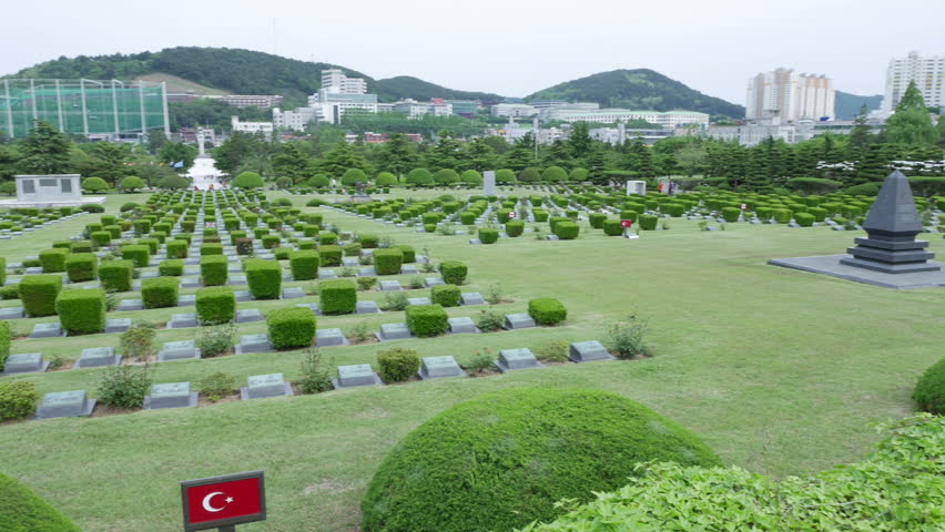 Как выглядят корейские кладбища. Южная Корея мемориал кладбище. Турецкое кладбище в Корее. Кладбище в Корее в горе. Кладбище в Пусане.