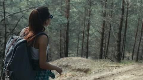 Active healthy hipster teen hiking in forest. 60 FPS slow motion. Blackmagic URSA Mini Video Stok