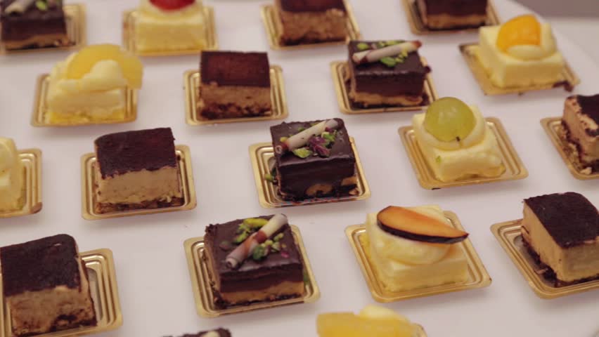 Cakes and desserts confectionery