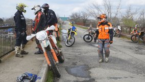a group of enduro-enduromotorcyclists is located on the bridge