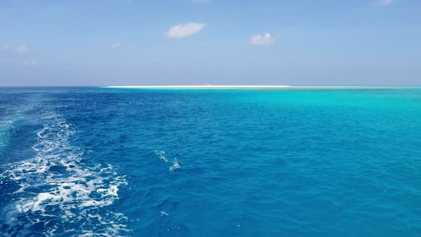 Индийский океан какая вода. Цвет индийского океана. Индийский океан цвет воды. Индийский океан с прозрачным фоном. Какого цвета вода в индийском океане.