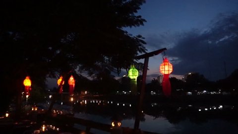 Thai style Lanna flag and Paper lanterns decorated by the river in Yee-peng festival ,ChiangMai Thailand 库存视频