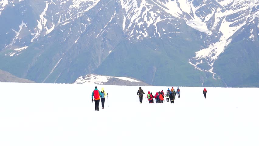 Climbers are preparing to climb Mount Elbrus