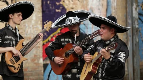 Mexican musicians on the streets. Latin American musicians. Spanish musicians. Video with sound. 