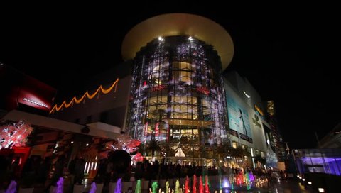 BANGKOK, THAILAND - JANUARY 2, 2015 : Siam paragon shopping mall at night, welcome to Christmas and Happy New Year 2015 festival on January 2,2015 near Ratchaprasong junction in Bangkok, Thailand.