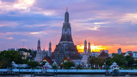 4K.Time lapse Landmark of bangkok Temple of Wat Arun, in Bangkok, Thailand 