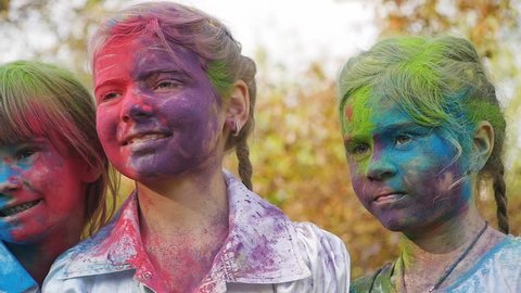 cute european child girls celebrate Indian holi festival with colorful paint स्टॉक व्हिडिओ