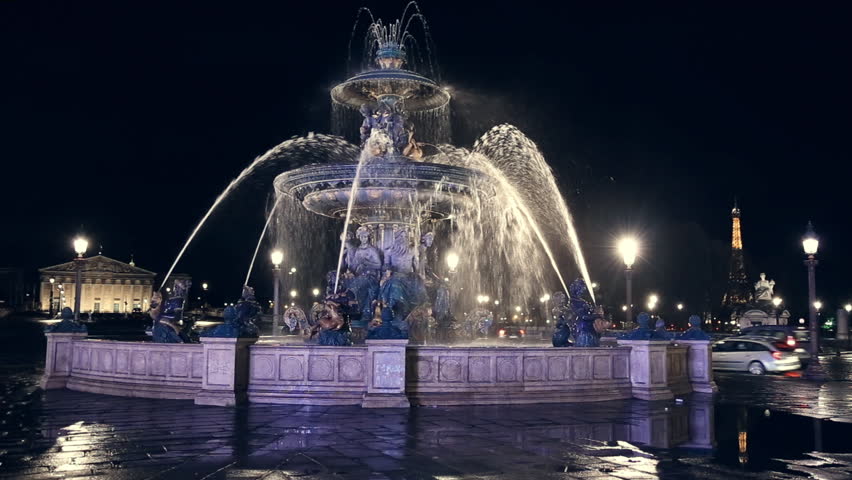 Beautiful fountaint on the Place de la Concorde at night in Paris