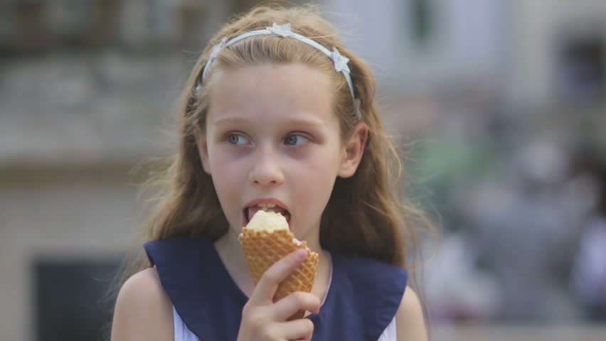 Отсосала в 12 лет. Девочка Ice Cream. Ребенок облизывает мороженое. Дети лижут мороженое. Tween eats Ice Cream.