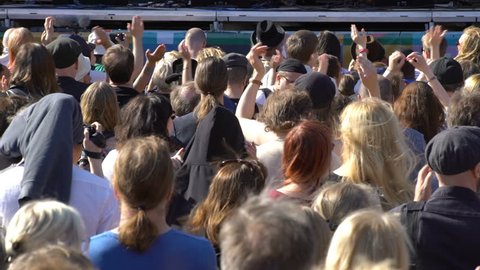 HELSINKI, FINLAND - MAY 29, 2016:  A lot of people simultaneously clap their hands at a rock concert. Slow Motion. The world village festival in 2016 Kaisantiemi Park. स्टॉक वीडियो