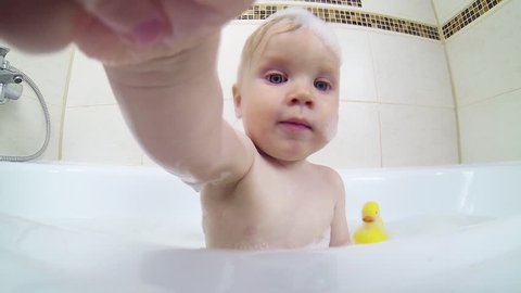 Children Take A Bath Little Video De Stock 100 Libre De Droit Shutterstock