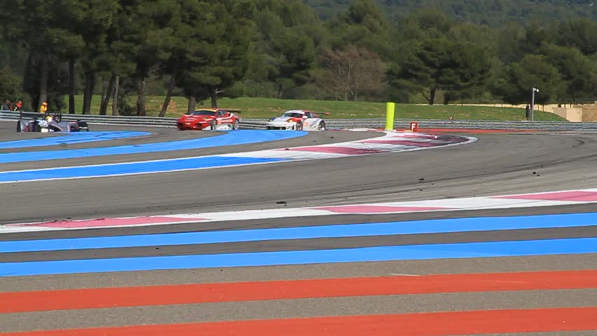 short bend of circuit with cars