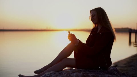 Smartphone Woman In Red Dress Stock Video 100 Royaltyfri 17393905 Shutterstock