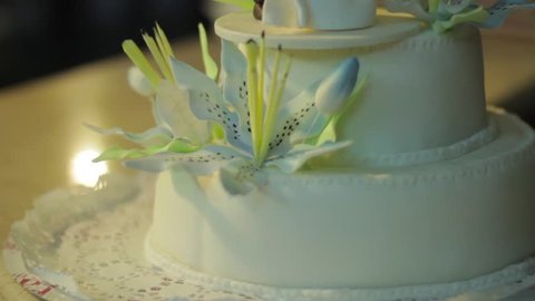 wedding cake filled with green in style, with the figure of the bride and groom 庫存影片
