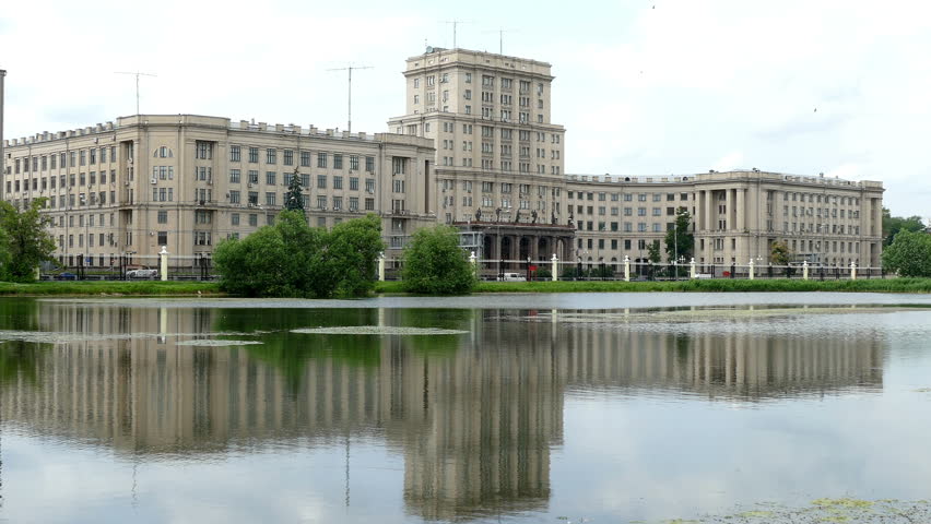 Bauman moscow state technical. Bauman Moscow State Technical University. Парк напротив Бауманского института. МГУ отражается в пруду. Калининградский им Баумана государственный университет фото.