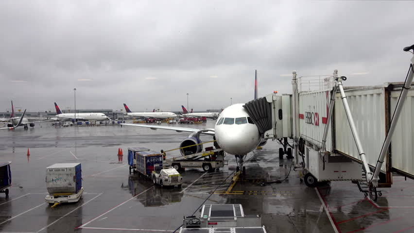 Delta Airlines Plane Gate Preparing Take Stock Footage Video (100% ...