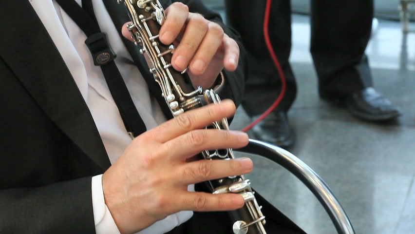 man playing on the woodwind instrument 