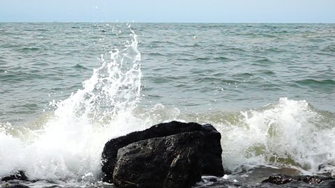 Waves Of The Surf Breaking の動画素材 ロイヤリティフリー Shutterstock