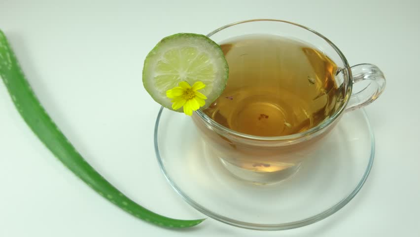 Зеленый чай и алоэ. Aloe Vera Tea. Чай из алоэ. Чай с алоэ лаймом. Необычный чай с алоэ.