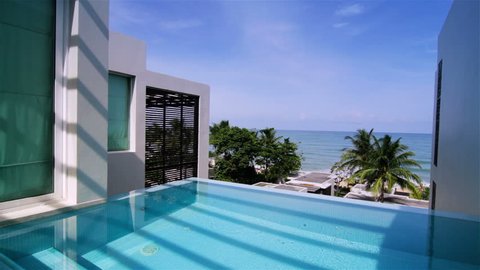Swimming pool of a luxury villa. Tracking shot. : vidéo de stock