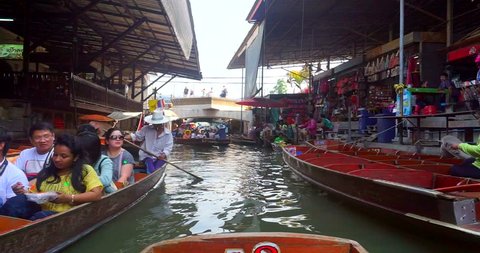 RATCHABURI, THAILAND - MAY 10 2016 : Trader selling food on boats at Damnoen Saduak floating market . Damnoen Saduak is a very popular tourist attraction in Thailand.
