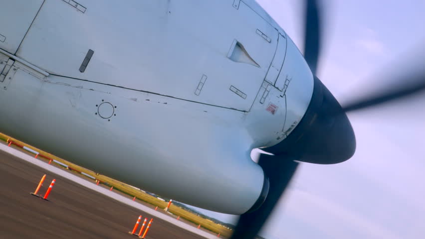 4K Propeller Engine and Blades Spinning, Turboprop Aircraft, de Havilland Dash 8