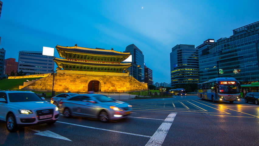 Time lapse of Sungnyemun and traffic at night in Seoul,South korea.