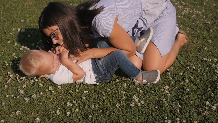 mother her son having fun on Stok Videosu (%100 Telifsiz) 18031516 Shutters...