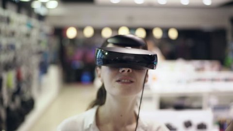 Young woman getting experience in using vr-headset in a mall. Close up Video de stock