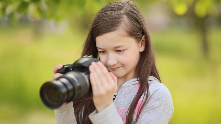 She got a picture. Девочка фотает камеру для наблюдения. Фото как девочка снимает. Девочка фотографирует член. Ролик маленькой фотографии.