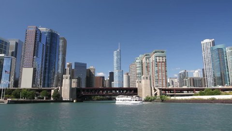 Smooth dolly shot of the Chicago skyline from the water, with boats entering and exiting the Chicago River Stockvideo