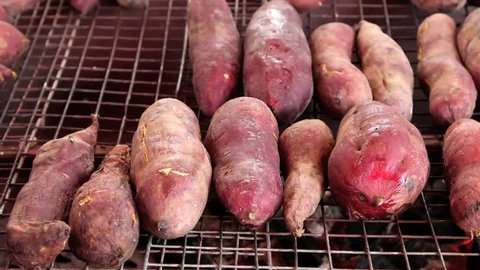 The sweet potato crop Vine flat on the ground. Tuberous roots are called tubers planted crops. Solids are several color variants. Use all the parts, such as ash.