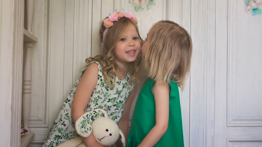 Two Little Pretty Girls Kissing Arkivvideomateriale 100